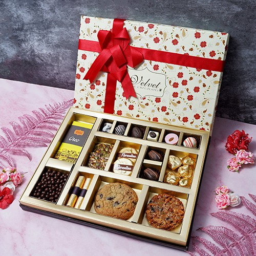 Tempting Mothers Day Chocolates N Cookies Hamper