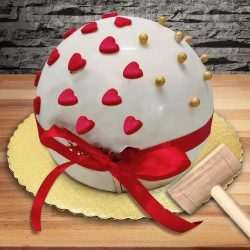 Delectable Round Pi�ata Cake with Hammer