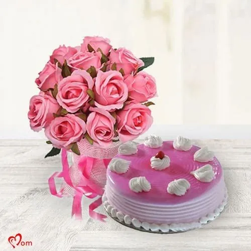 Yummy Strawberry Cake with Pink Roses