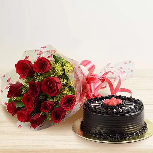 Delectable Chocolate Cake with Red Roses Bunch