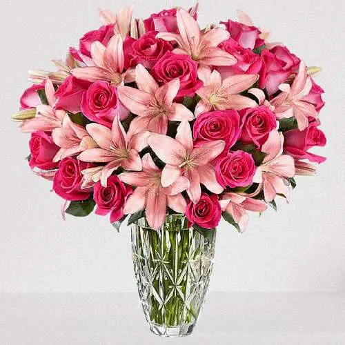 Splendid Vase Arrangement of Roses n Lilies