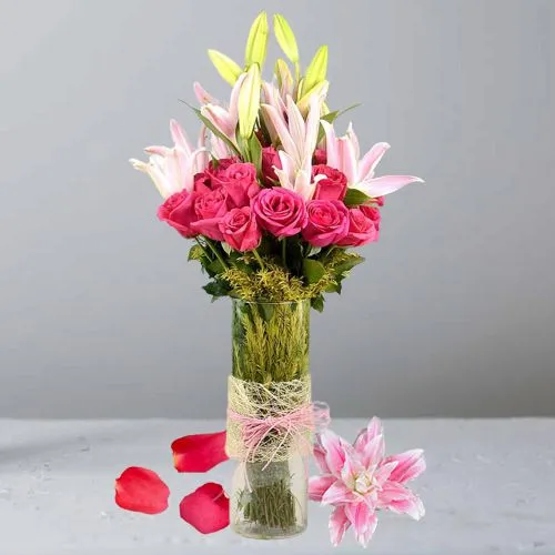 Luxurious display of Roses N Lily in a Glass Vase