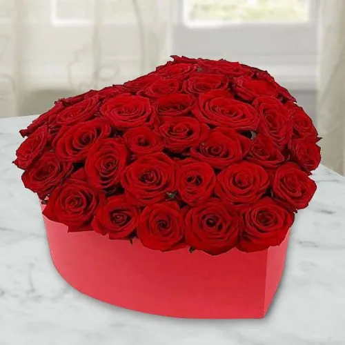 Exquisite Hearty Box of Red Roses